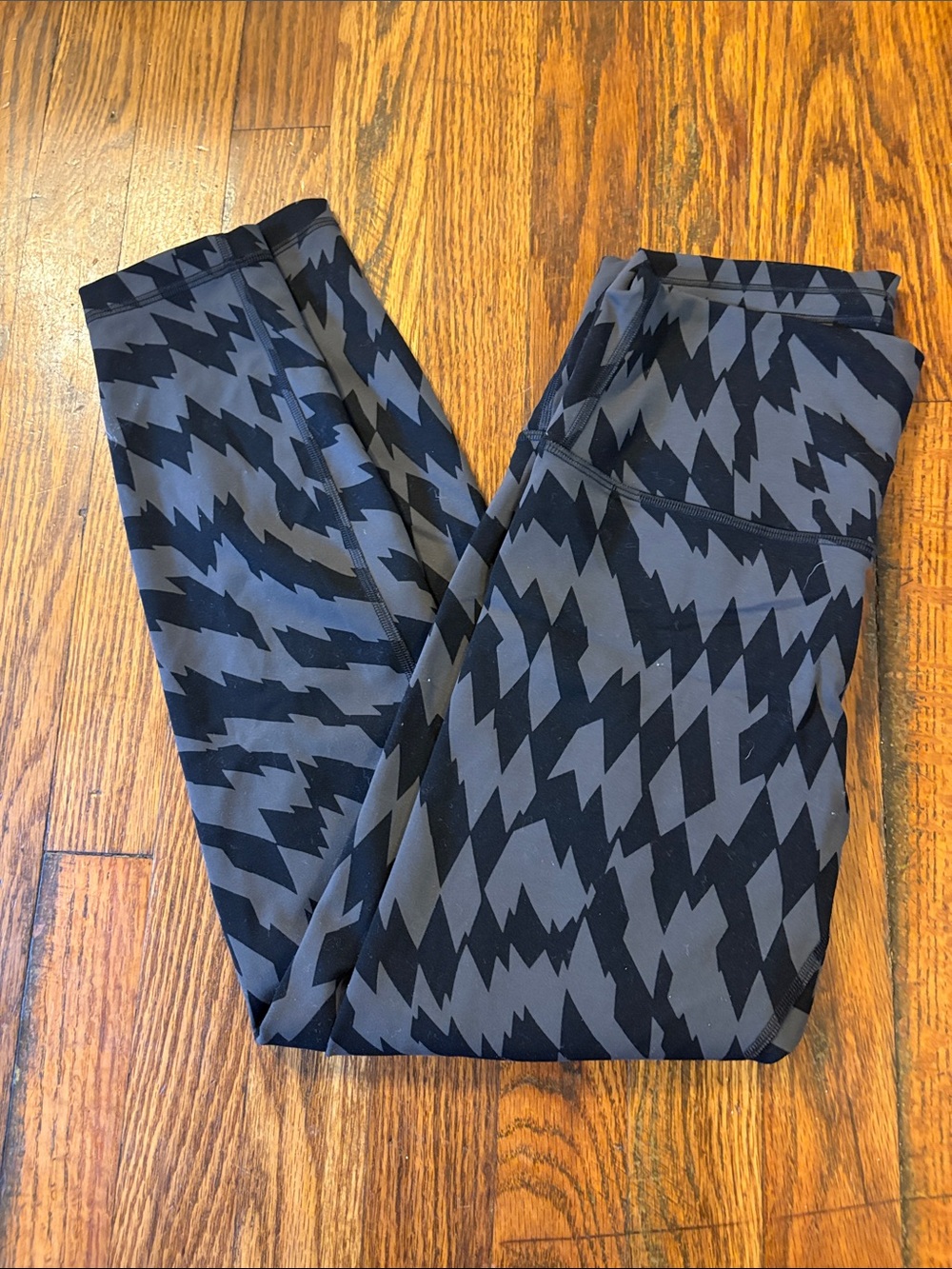 🎉Like New! Lululemon athletica Black and Gray Geo-Print Leggings